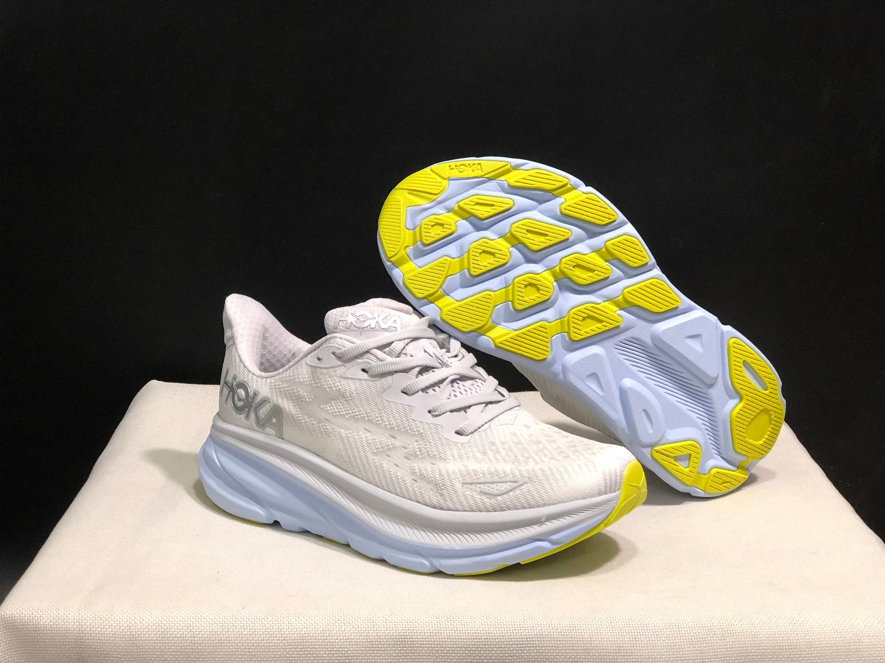 Hoka Clifton 9 'Beige-Pink'