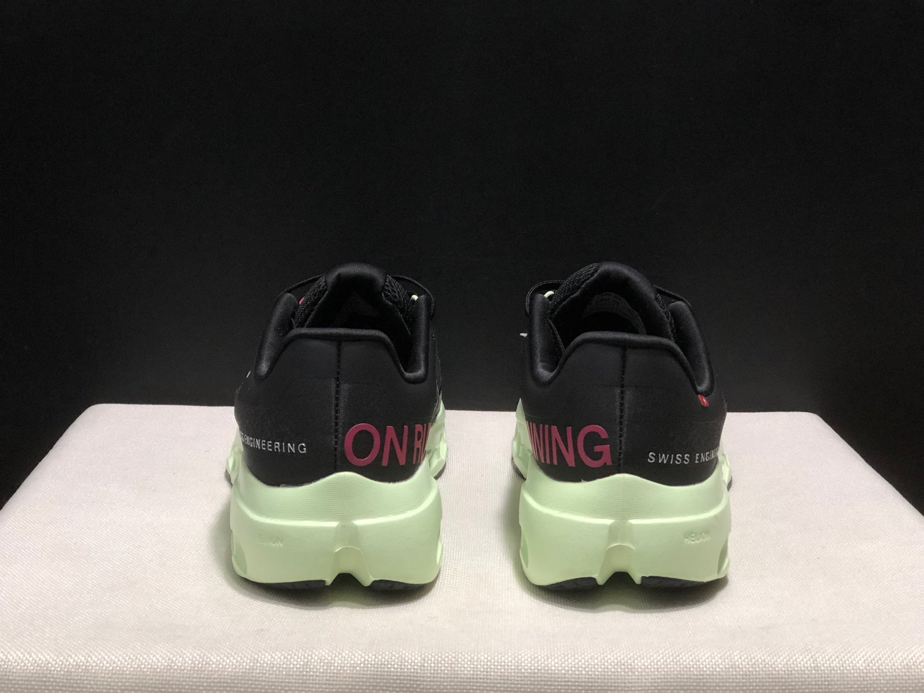 On Cloudsurfer Next 'black-green'